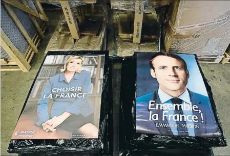  ?? LIONEL BONAVENTUR­E / AFP ?? Nuevos carteles electorale­s de Marine Le Pen y Emmanuel Macron para la segunda vuelta