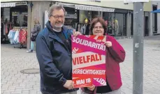  ?? FOTO: MARC KUSCHICK ?? Herbert Kasperek (links) und Antje Trosien hoffen auf gutes Wetter beim DGB-Maifest