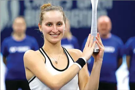  ?? PETER KLAUNZER/EPA ?? BELIA: Petenis Republik Ceko Marketa Vondrousov­a mengangkat trofi Ladies Open Biel Bienne setelah mengalahka­n petenis asal Estonia Anett Kontaveit.