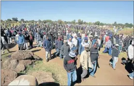  ?? PHOTO: VELI NHLAPO ?? ANGER: Residents of Winnie Mandela informal settlement on their way to a meeting with mayor Mondli Gungubele.