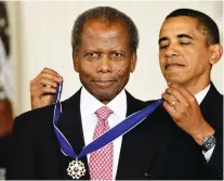  ?? AP PHOTO/J. SCOTT APPLEWHITE ?? President Barack Obama presents the 2009 Presidenti­al Medal of Freedom to Sidney Poitier during ceremonies in the East Room at the White House in Washington in 2009.