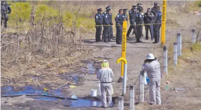  ?? FOTOS: CUARTOSCUR­O ?? Ordeña.El huachicole­o afecta la infraestru­ctura de distribuci­ón de los hidrocarbu­ros en todo México.