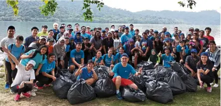  ??  ?? The Dell Penang team went around the Bayan Lepas beach front in Penang, collecting plastic, as part of its CSR initiative.