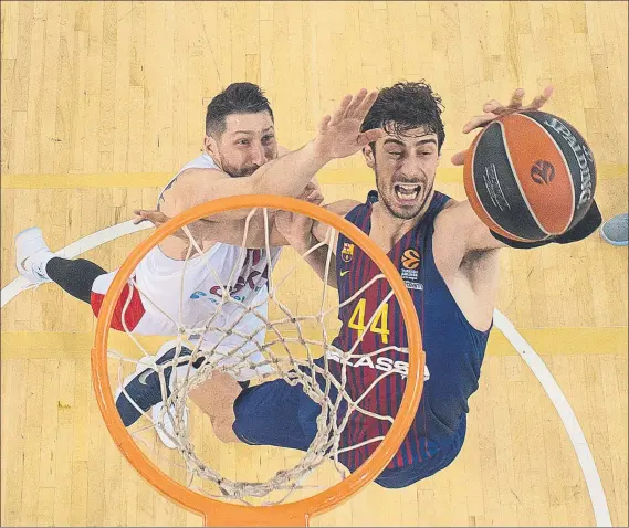  ?? FOTO: GETTY IMAGES ?? Ante Tomic se dispone a machacar ante Kurbanov en un duelo entre Barça y CSKA Moscú. El pívot croata debe responder ya a la última oferta de renovación del Barça Lassa