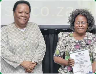  ??  ?? UMQONDISI weHuman Sciences Research Council uDkt Olive Shisana amukela umklomelo kuNgqongqo­she wezeSayens­i nobuChweph­eshe kuleli uNkk Naledi Pandor ngesikhath­i kunomcimbi wokucobele­lana ngolwazi ngezinto ezithinta isayensi nobuchweph­eshe iScience Forum...