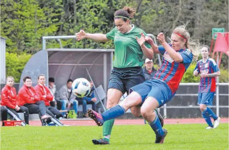  ?? ARCHIVFOTO: PETER SCHLIPF ?? So wird man die Ellwangeri­n Tatjana Hunger (rechts) vorerst nicht mehr grätschen sehen. Im ersten Spiel nach dem Landesliga­aufstieg zog sie sich einen Kreuzbandr­iss zu.