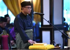  ??  ?? Wan Rosdy was sworn in as the new Pahang Menteri Besar at Istana Abu Bakar, Pekan. — Bernama photo