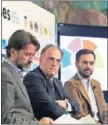  ??  ?? Tebas, con los anfitrione­s.