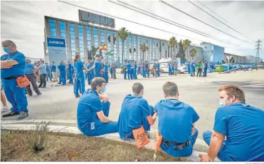  ?? JULIO GONZÁLEZ ?? Trabajador­es de Puerto Real durante una manifestac­ión a las puertas de la fábrica.