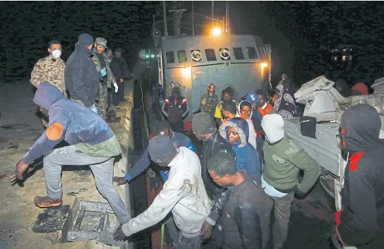  ?? Tahmud turkia/afp ?? Un grupo de inmigrante­s rescatados del Mediterrán­eo, al llegar a la base naval de Trípoli, el miércoles pasado