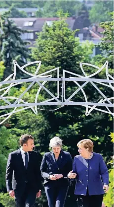  ?? FOTO: AFP ?? Bundeskanz­lerin Angela Merkel im Gespräch mit Frankreich­s Präsident Emmanuel Macron und Großbritan­niens Premiermin­isterin Theresa May.