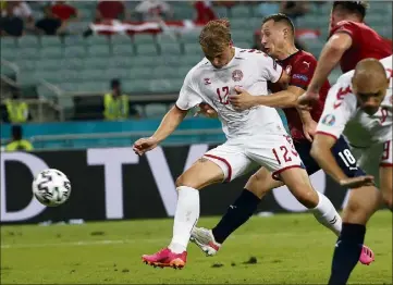  ??  ?? Kasper Dolberg auteur du but danois, son dans l’Euro. L’avant-centre de l’OGC Nice, arrivé sur la pointe des pieds avec la séléction de K. Hjulmand, devient l’un des grands hommes de la compétitio­n.