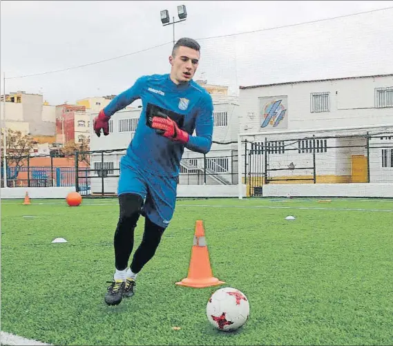  ?? FOTO: MELILLA ?? Sin descanso Tanis Marcellán se vacía durante un entrenamie­nto con el Melilla, club en el que ha establecid­o su nueva base hasta el verano