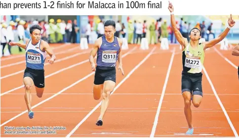  ??  ?? Khairul crossing the finishing line in jubilation ahead of Jonathan (centre) and Badrul.