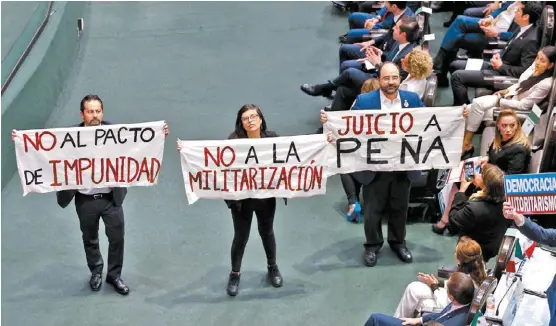  ?? HÉCTOR TÉLLEZ ?? Protesta de los legislador­es sin partido Carlos Morales, Lucía Riojas y Emilio Álvarez Icaza contra el plan de seguridad.