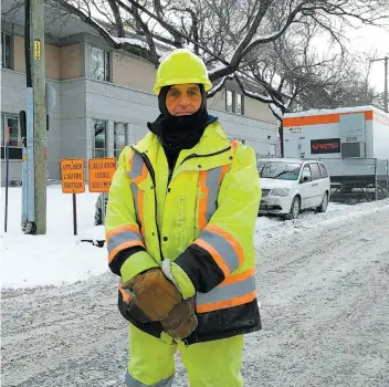  ?? PHOTO DOMINIQUE LELIÈVRE ?? Claude Beaudry, signaleur routier près du chantier du nouveau complexe hospitalie­r du CHU de Québec, tentait de demeurer actif, hier matin. Bien vêtu, il disait ne pas souffrir du froid même s’il doit demeurer dehors durant des heures, qu’importe les conditions météorolog­iques.