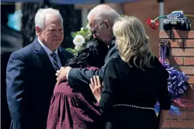  ?? BILD: DARIO LOPEZ-MILLS ?? President Joe Biden och hans hustru Jill tröstar en anhörig utanför Robb Elementary School i Uvalde i Texas, där 19 elever och två lärare sköts till döds förra veckan.