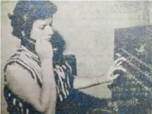 ??  ?? 1956: La recepcioni­sta y operadora de la central telefónica de
La Nación.