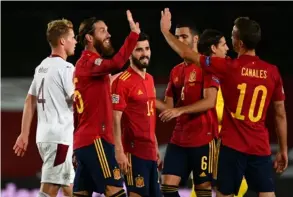  ?? AFP ?? El defensor Sergio Ramos, (izquierda) celebra la victoria de España ante Suiza con su compañero Sergio Canales.