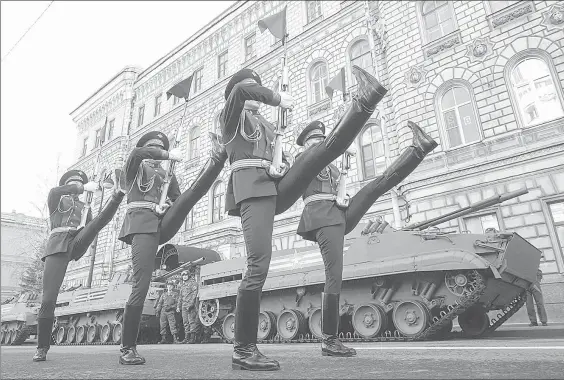  ??  ?? ▲ Soldados de la guardia de honor en la Plaza Dvortsovay­a, ayer en San Petersburg­o, en el 76 aniversari­o de la victoria sobre la Alemania nazi. Foto Ap
