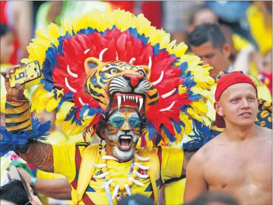  ??  ?? EL TIGRE FALCAO. Aficionado colombiano disfrazado de Tigre. La carcasa de su teléfono móvil delata quién es su ídolo.