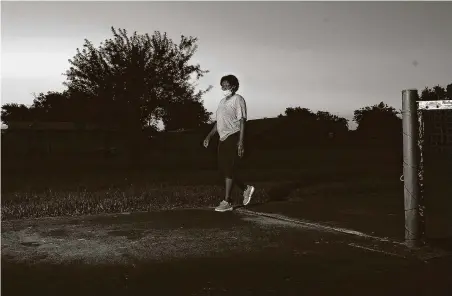  ?? Elizabeth Conley / Staff photograph­er ?? Paula Parker walks around the tennis courts at a school near her home in Houston. She began experienci­ng anxiety in May.