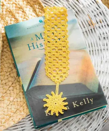  ??  ?? Summertime reading is the best! Use this quick-to-make bookmark to hold your place in your favorite book.