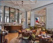  ??  ?? The Rosebery Lounge i Knightsbri­dge med udsigt til Hyde Park er afternoon tea i overhaling­sbanen med historiens vingesus.