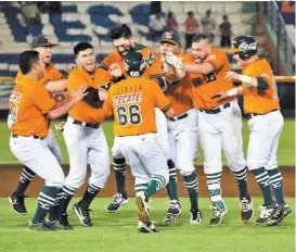  ??  ?? Los Leones van a festejar con Iván Araujo tras su hit del triunfo