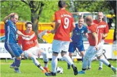  ?? SZ-FOTO: MAS ?? Dettingen II (rot) verlor beim SV Unterstadi­on mit 2:0.