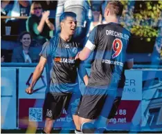  ?? Foto: Oliver Reiser ?? In erster Linie Spaß haben wollen Kaan Dogan und Max Drechsler vom SV Cosmos Aystetten beim Hallenturn­ier in Kissing.