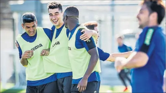  ?? LLIBERT TEIXIDÓ ?? Marc Roca, entre Salva Sevilla i Ciani, durant la preparació del partit contra el Màlaga, que va ser el del seu debut a Primera