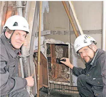  ?? FOTOS: FRÖHLICH ?? Oliver Zacharias und Thomas Theus (v.l.) installier­en eine der neuen Lampen am Stadtwerke­turm.