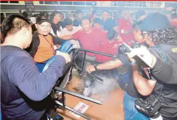  ?? PIC BY MOHD ASRI SAIFUDDIN MAMAT ?? The fracas at the forum in Shah Alam yesterday.