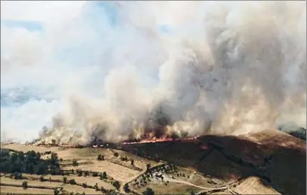  ?? BOMBEROS DE LA GENERALITA­T ?? Espectacul­ar imagen aérea de la zona donde se iniciaron las llamas, en unos terrenos agrícolas