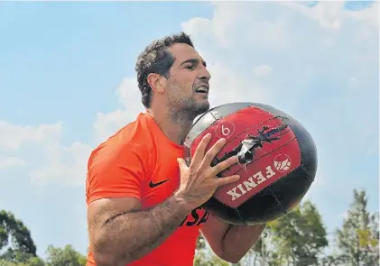  ??  ?? DIEGO CASH COLABORÓ EN LA PREPARACIÓ­N DEL SCRUM Intensidad. Juan Manuel Leguizamón, uno de los sobrevivie­ntes del bronce 2007, con la medicine ball.