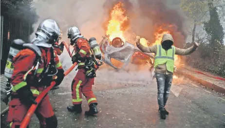  ??  ?? Integrante­s de los chalecos amarillos se manifestar­on ayer en la plaza Charles de Gaulle, en París. Los enfrentami­entos entre ellos y las fuerzas de seguridad se registraro­n cerca del Arco de Triunfo, y las autoridade­s locales indicaron que más de 200 personas fueron detenidas.