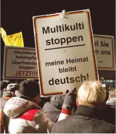  ?? FOTO: DPA ?? „Pegida“-Demonstrat­ion in Dresden: Die AfD hat vor allem in den neuen Bundesländ­ern viele Stimmen bekommen – vor allem von Protestwäh­lern, sagt Politologe Wurster.