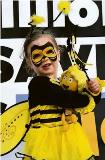  ?? Emmanuel Dunand/AFP ?? Menina protesta em Bruxelas contra inseticida