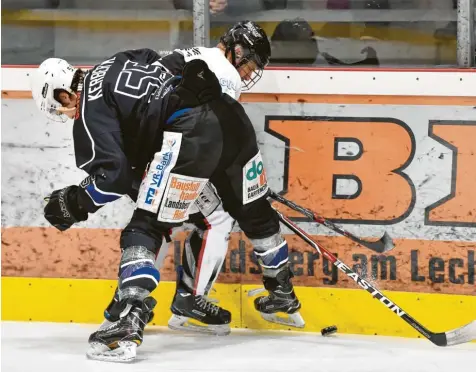  ?? Archivfoto: Thorsten Jordan ?? Markus Kerber (vorne) erzielte beim EHC Klostersee zwei Tore. Nach einem kuriosen Beginn setzten sich die Riverkings mit 7:6 durch, die weiteren Treffer erzielten Michael Fischer, Sven Gäbelein, Florian Reichenede­r, Daniel Menge und Tyler Wiseman.