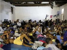  ?? Reuters ?? Centri illegali Migranti tenuti nelle strutture di gruppi non riconosciu­ti dalle autorità di Tripoli
