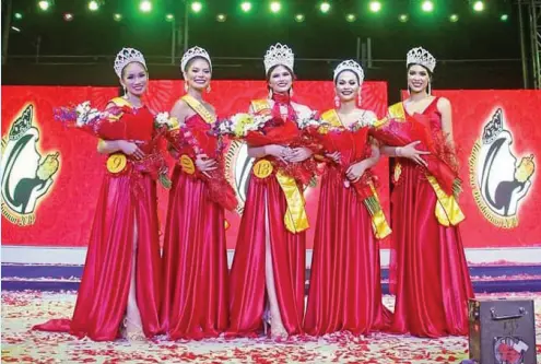  ??  ?? MUTYA ng Buahanan 2018 and her court