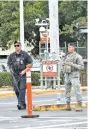  ??  ?? Vigilancia.
Elementos de seguridad, en la entrada principal de la base de Pearl Harbor, donde ayer se registró un tiroteo que dejó tres muertos.