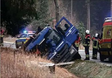  ?? ?? Dieser Mercedes-Lkw rutschte auf der Staatsstra­ße 194 nahe Grillenbur­g in den Graben.