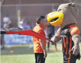  ??  ?? LUCHO. Lucho el Aguilucho llegó para quedarse como símbolo de la barra naranja.