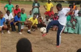  ??  ?? Rejoice Kapfumvuti demostrate­s some ball juggling skills during a Grassroots outreach programme in Bulawayo