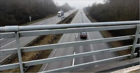  ??  ?? Ukendte gerningsma­end kastede klokken 00.55 flere store sten udover dette raekvaerk.