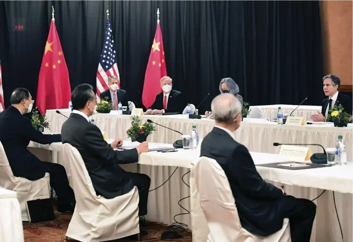  ?? FOTO: FREDERIC J BROWN/POOL-AP-TT ?? Spänd stämning, när Antony Blinken (till höger) talar, och de kinesiska toppdiplom­aterna Yang Jiechi och Wang Yi lyssnar, på mötet på Captain Cook Hotel i Anchorage.