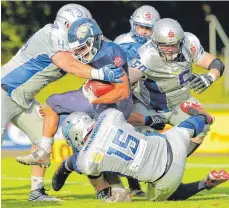  ?? FOTO: FLORIAN ACHBERGER ?? Die Biberach Beavers ( blaues Trikot) haben im Heimspiel die Pforzheim Wilddogs mit 51:38 bezwungen.