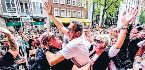  ?? FOTO: ANDREAS BRETZ ?? Nach dem Schlusspfi­ff war der Jubel auf der Ratinger Straße riesig. Bald dürften sich hier noch mehr Fußballfan­s zum Fernsehen treffen.